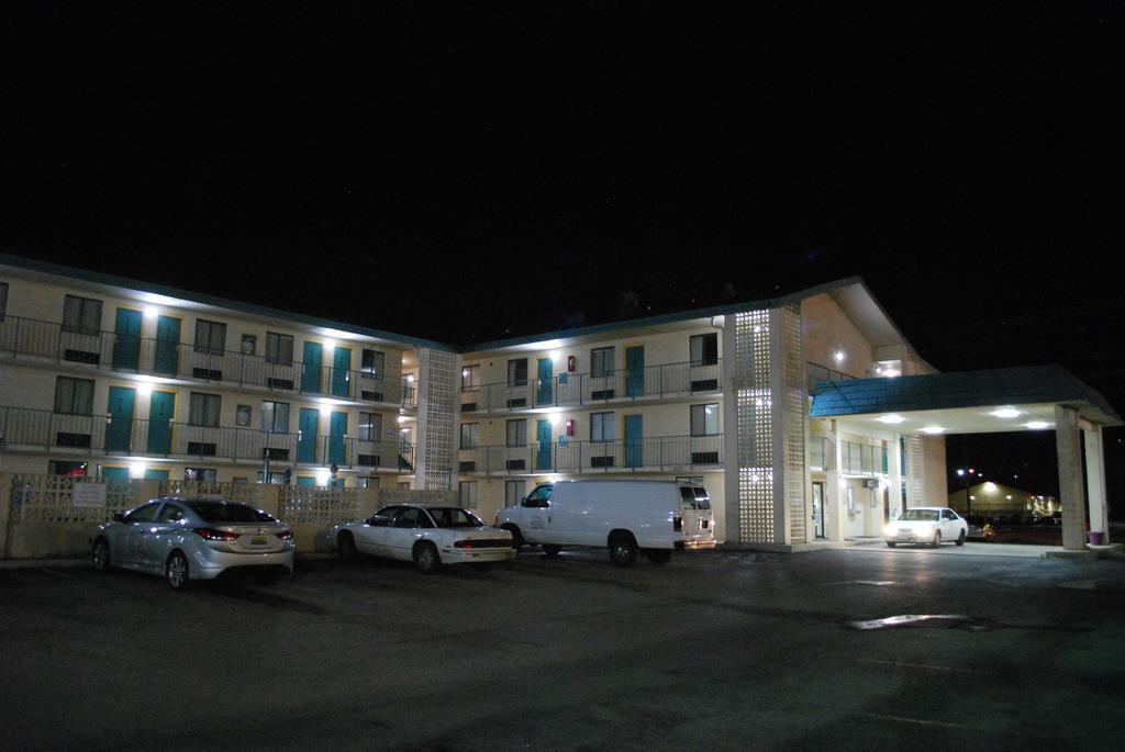 Bama Inn Хантсвилл Экстерьер фото